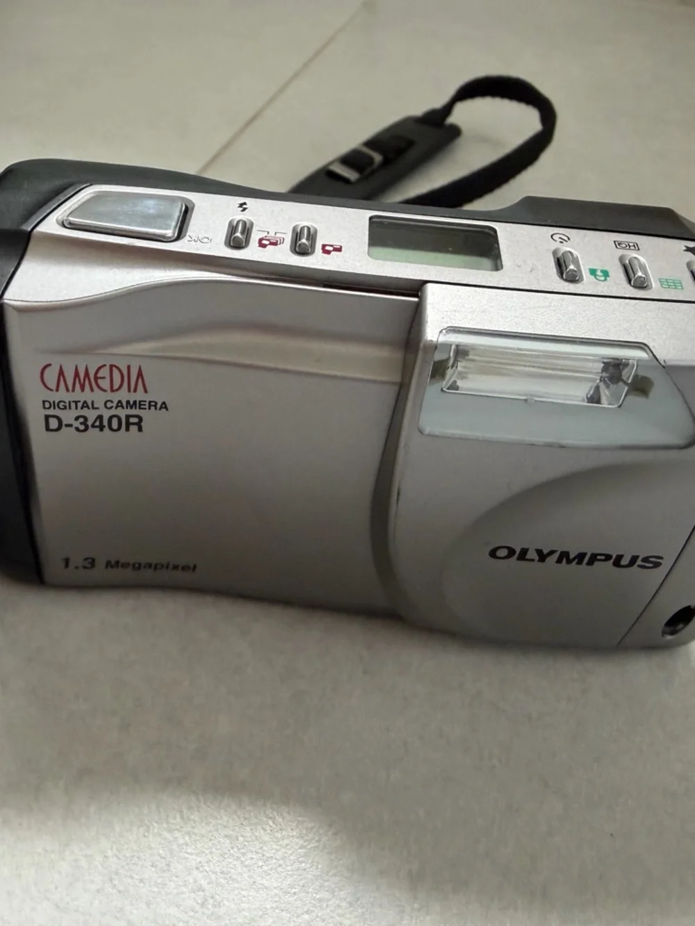 Olympus Camedia D-340R Silver Point-and-Shoot Digital Camera with Accessories